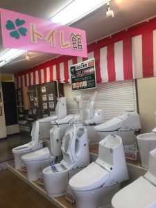 入口を入ってすぐに、 16台のトイレの展示があります。